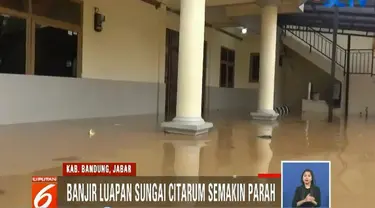 Perahu jadi tumpuan warga untuk hilir mudik dan mengevakuasi harta benda.