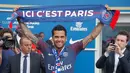 Bek baru PSG, Dani Alves memegang syal bertuliskan "this is Paris" usai konferensi pers di stadion Parc des Princes di Paris, Prancis, (12/7). Alves menandatangani kontrak berdurasi dua tahun dengan Paris St-Germain. (AP Photo/Michel Euler)