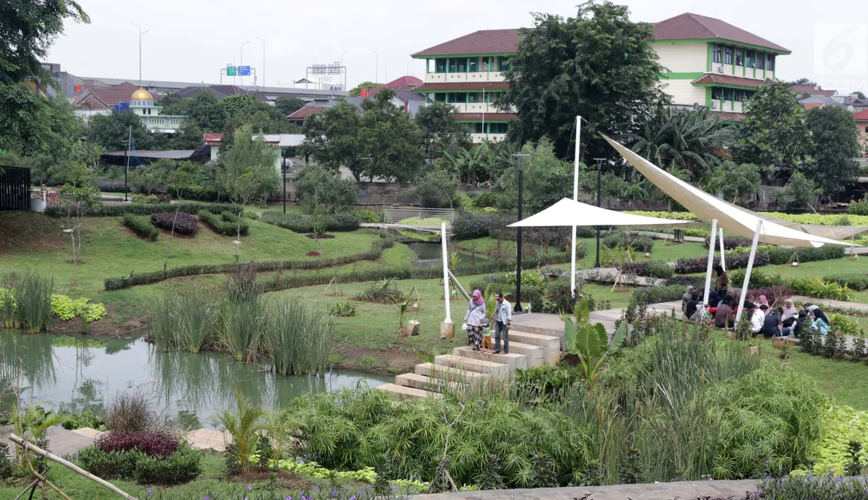 Warga berjalan-jalan di kawasan Taman Piknik, Jakarta, Minggu (20/1). Taman seluas 1 hektar ini menjadi salah satu tempat warga untuk menghabiskan waktu luang di hari libur. (Liputan6.com/Helmi Fithriansyah)