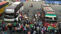 Sejumlah calon penumpang menunggu bus di Terminal Kampung Rambutan, Jakarta, Minggu (10/6). Puncak mudik di Kampung Rambutan diprediksi pada Selasa, 12 Juni 2018 (H-3 Lebaran) bertepatan dengan liburnya semua aktivitas buruh. (Merdeka.com/Arie Basuki)