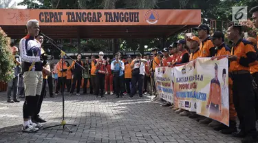 Gubernur Jawa Tengah Ganjar Pranowo memberikan sambutan saat melepas keberangkatan personel  Badan Penanggulangan Bencana Daerah (BPBD) dan bantuan ke Banten yang terdampak bencana tsunami Selat Sunda di Semarang, Jumat (28/12). (Liputan6.com/Gholib)