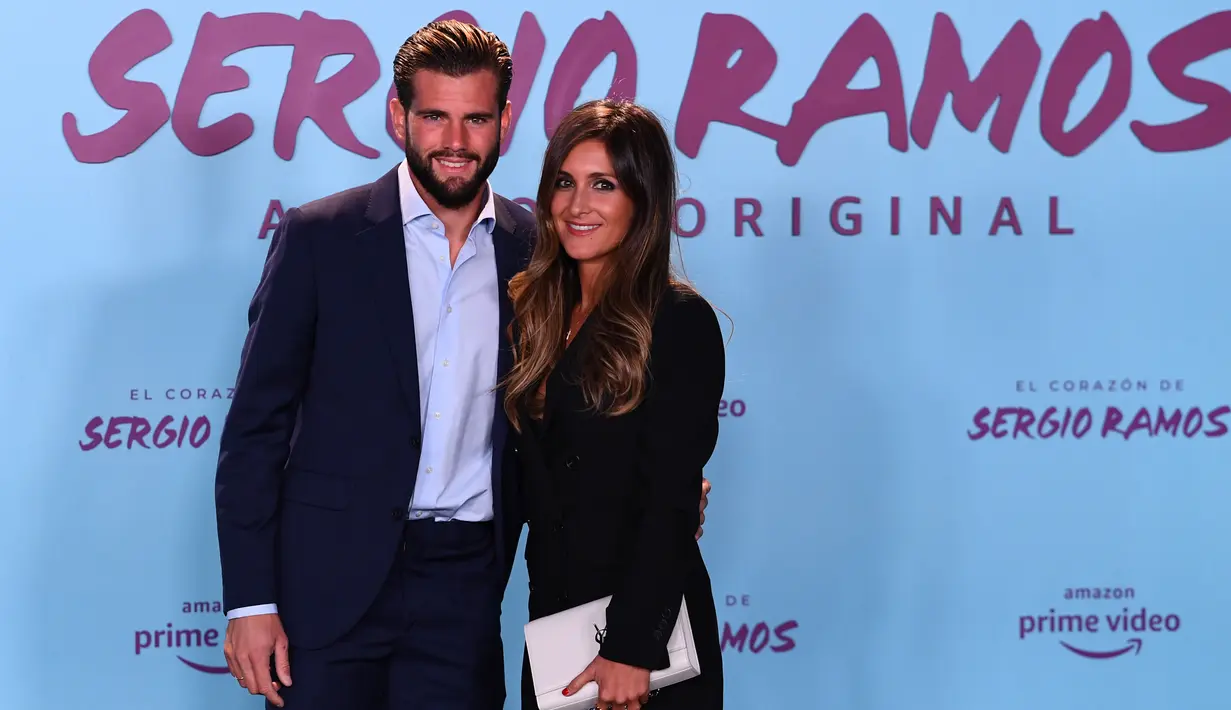Bek Real Madrid, Nacho Fernandez  bersama istrinya Maria Cortes berpose menghadiri pemutaran perdana film dokumenter otobiografi bek Real Madrid Sergio Ramos "El Corazon de Sergio Ramos" (hati Sergio Ramos) di Madrid, Spanyol (10/9/2019). (AFP Photo/Gabriel Bouys)