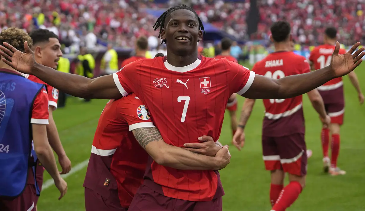 Selebrasi striker Timnas Swiss, Breel Embolo setelah mencetak gol ketiga timnya ke gawang Timnas Hungaria pada laga Grup A Euro 2024 di RheinEnergie Stadium, Cologne, Jerman, Sabtu (15/6/2024). (AP Photo/Darko Vojinovic)
