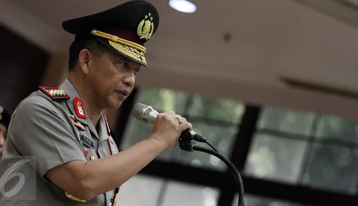 Kapolri Jenderal Tito Karnavian memberikan Sambutan saat acara pelantikan perwira tinggi kepolisian di Mabes Polri, Jakarta, Jum'at (28/4). Hari ini Kapolri resmi melantik 6 Kapolda Baru dan Kepala Divisi Humas Mabes Polri. (Liputan6.com/Johan Tallo)