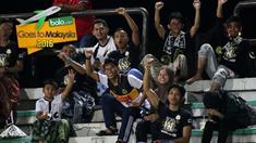 Lagu khas Arema Cronus sampai menggema di Malaysia. Ialah suporter T-Team yang menyanyikan lagu yang menyemangati para pemain Arema Cronus di Stadion Perak, Ipoh, Malaysia, Sabtu (30/1/2016) malam waktu setempat.