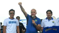 Mario Gomez (tengah) dan Fernando Soler saat acara perkenalan di Bandung, Minggu (10/12/2017). (Bola.com/Erwin Snaz)