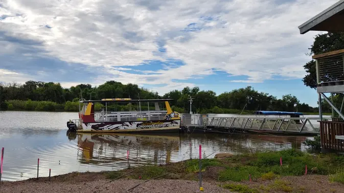 <p>Perahu Spectaculer Crocodile Cruise yang digunakan pengunjung untuk melihat atraksi buaya liar di Adelaide River, Darwin, Australia. (Liputan6.com/Muhammad Ali).</p>