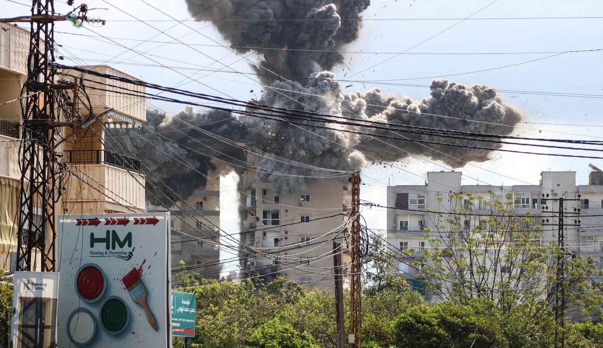 Namun, pihak Israel menegaskan bahwa kesepakatan tersebut tidak mencakup wilayah Lebanon, di mana konflik dengan Hizbullah masih berlangsung. Tampak dalam foto, asap dan puing-puing mengepul setelah sebuah bangunan dihantam serangan udara Israel di daerah Abbasiyeh, pinggiran kota Tyre, Lebanon selatan, pada Rabu 8 April 2026. (Kawnat HAJU/AFP)