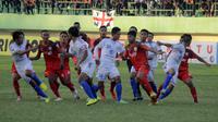 Pemain PSIS Semarang dan Persis Solo terlibat aksi saling kejar di babak kedua. (Bola.com/Vincensius Sawarno)