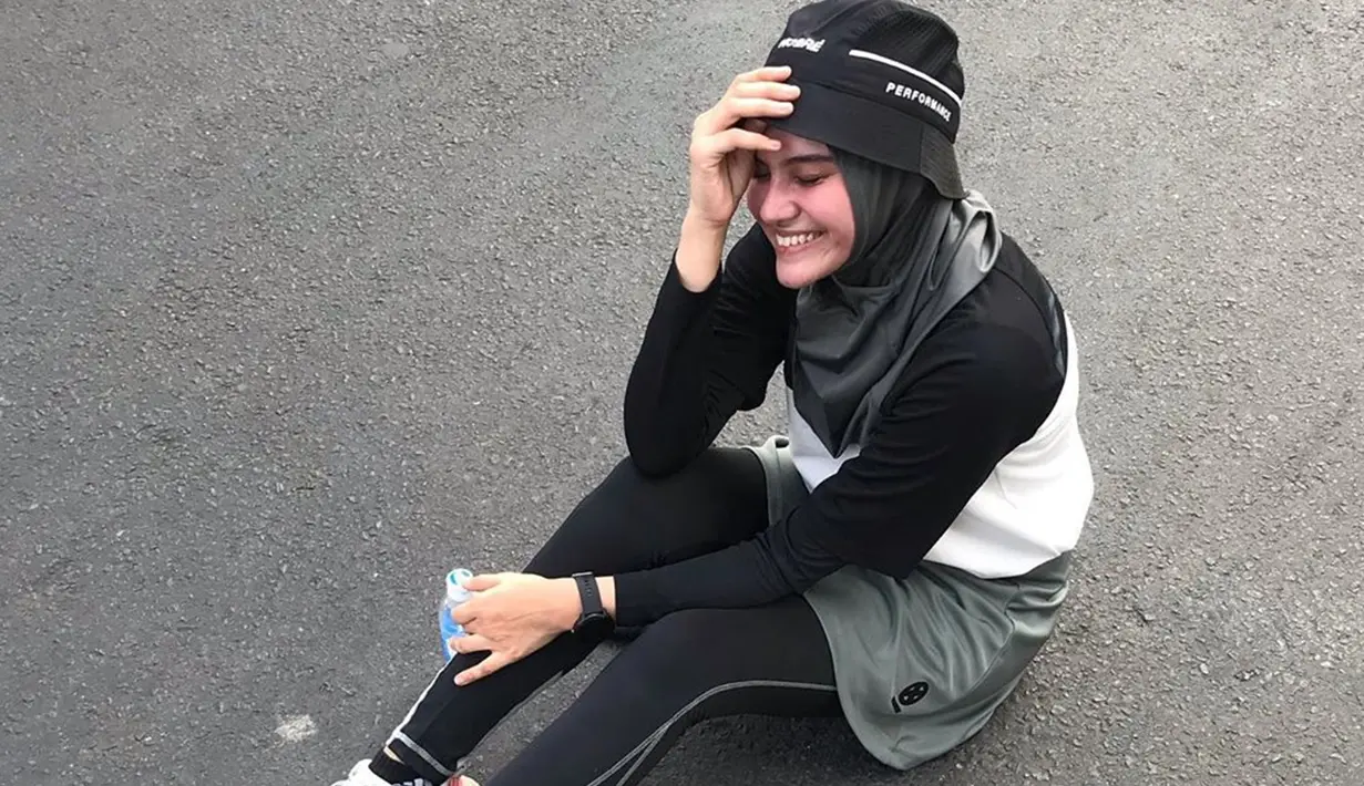 Meski menggunakan hijab, Zee Zee tetap memesona saat menekuni olahraga lari ini. Penampilan hijab debgan busana olahraga, ia juga memakai topi. (Liputan6.com/IG/@zeezeeshahab)