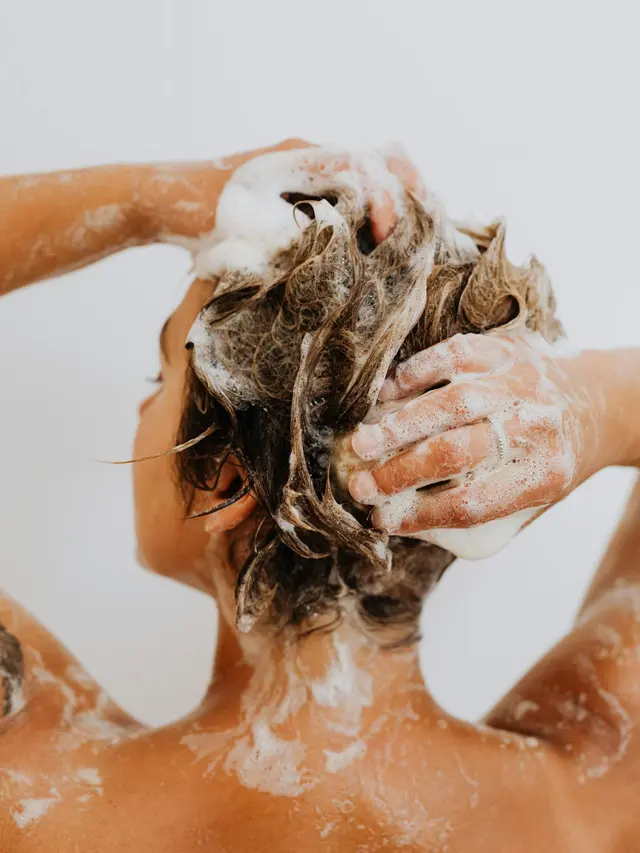Tips Melembapkan Kulit Kepala Kering untuk Dukung Kesehatan Rambut