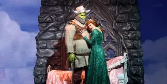 Pagelaran Shrek The Musical pada hari pertama berlangsung meriah. Hampir semua kursi terisi oleh penonton yang didominasi oleh orangtua beserta buah hatinya. (Andy Masela/Bintang.com)