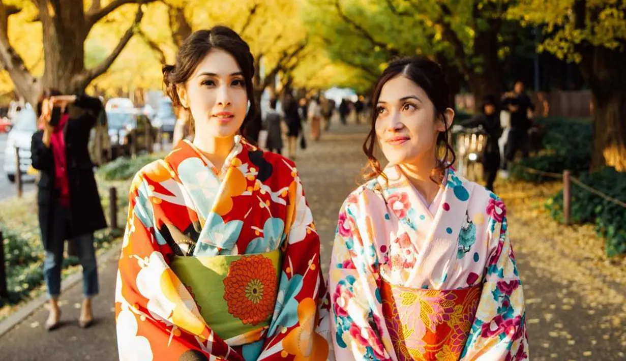 Sandra Dewi (kiri) dan adiknya, Kartika Dewi saat berkeliling menikmati pemandangan di kawasan Asakusa Sensoji Temple, Jepang. (instagram/@sandradewi88)