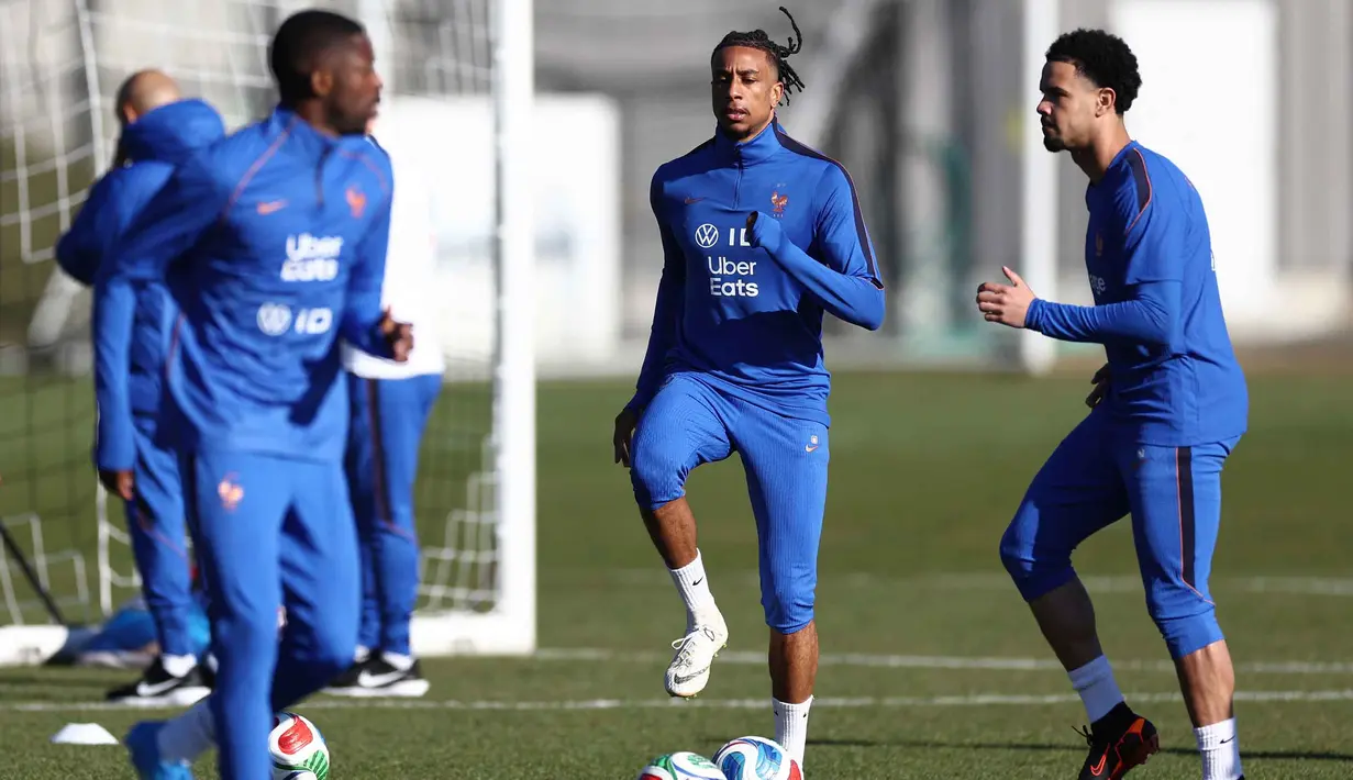 Laga ini diprediksi menjadi adu taktik antara Selecao dan Les Bleus untuk menguji kesiapan skuat utama mereka. Tampak dalam foto, penyerang Prancis, Ousmane Dembele; gelandang Michael Olise dan gelandang Warren Zaire-Emery (kiri ke kanan) saar mengikuti sesi latihan di pusat pelatihan New England Revolution di Foxborough, Massachusetts, pada 25 Maret 202. (Franck FIFE/AFP)