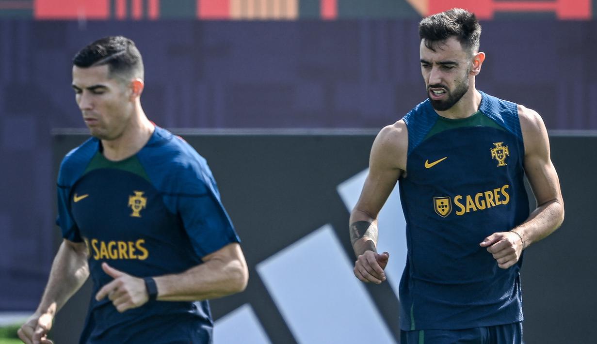 Hal ini tentu menjadi sebuah hal positif bagi skuad Portugal. Hubungan Cristiano Ronaldo dengan Bruno Fernandes yang sempat dirumorkan terjadi friksi nyatanya tak terbukti. (AFP/Patricia De Melo Moreira)