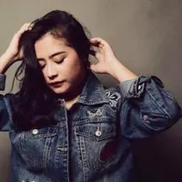 Prilly Latuconsina menceritakan pertama kali dirinya suka dengan dunia musik dan tarik suara.