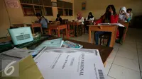 Suasana Ujian Paket B di SMP Muhammadiah Klaten,Yogyakarta (11/5). Ujian tersebut untuk mendapatkan ijazah setingkat SMP diikuti oleh 111 peserta. (Liputan6.com/Boy Harjanto)