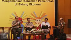 Kapolda Banten Brigjen Pol Boy Rafli Amar (kiri) bersama Asrena Kapolri Irjen Pol Arif Wachyunadi (kedua kiri) dan pakar ekonomi Faisal Basri (kanan) hadir sebagai pembicara seminar di Jakarta, Kamis (11/2). (Liputan6.com/Immanuel Antonius)