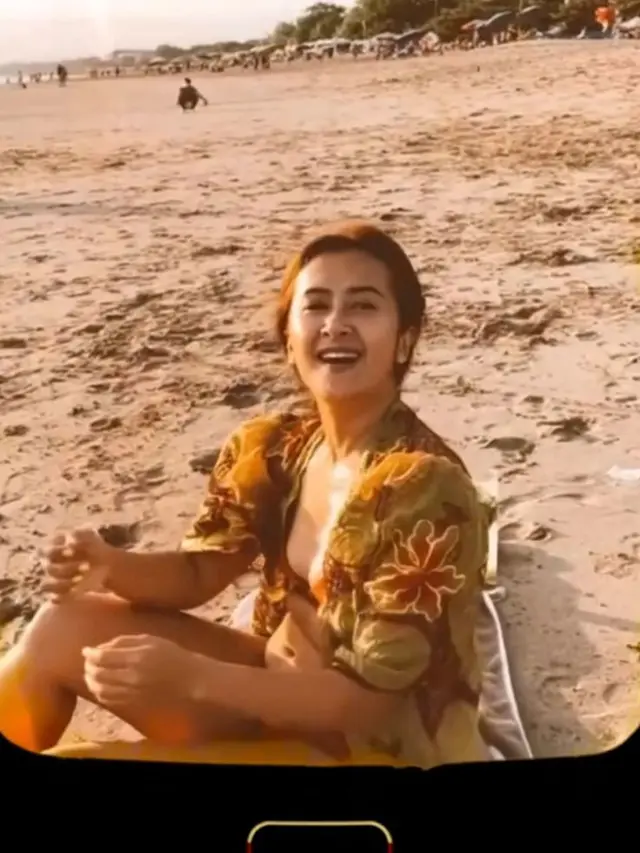 8 Potret Gaya Widi Mulia Liburan di Bali, Pamer Baby Bump dalam Balutan Bikini