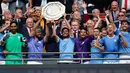 Para pemain Manchester City merayakan gelar juara Community Shield setelah mengalahkan Liverpool di Stadion Wembley, London, Minggu (4/8). City menang 1-1 (5-4) atas Liverpool. (AFP/Adrian Dennis)