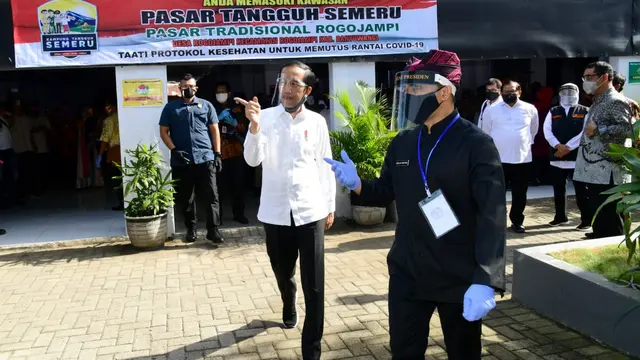 Presiden Joko Widodo atau Jokowi mengunjungi Pasar Tradisional Kecamatan Rogojampi Kabupaten Banyuwangi, Kamis (25/6/2020)