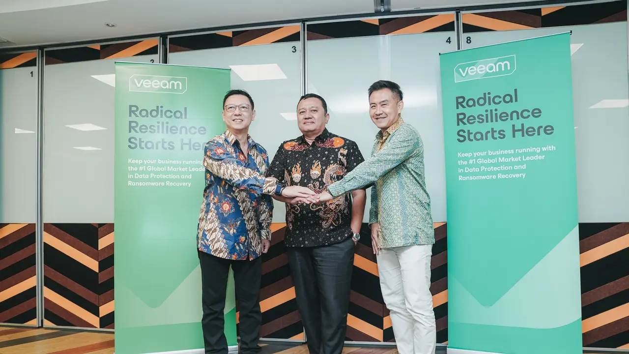 Country Leader, Veeam Indonesia, Laksana Budiwiyono; Direktur Jenderal Ekosistem Digital, Kementerian Komunikasi dan Digital, Dr. Edwin Hidayat Abdullah; Vice President of Southeast Asia and Korea (SEAK), Veeam, Chua Chee Pin acara Data Cloud di Jakarta.
