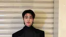 Byeon Woo Seok tampil mengenakan inner turtle neck yang diserasikan dengan outer jas oversize. Menggunakan belt hitam buckle emas dan celana hitam panjangnya. [@byeonwooseok]