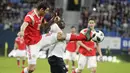 Striker Rusia, Fyodor Smolov, berebut bola dengan gelandang Prancis, N'Golo Kante, pada laga persahabatan di Stadion St Petersburg, Rusia, Selasa (27/3/2018). Rusia kalah 1-3 dari Prancis. (AP/Dmitri Lovetsky)