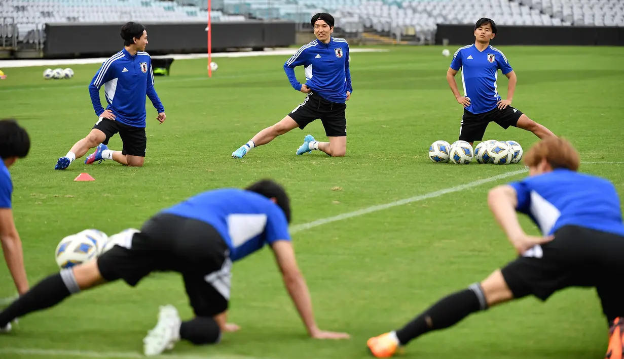 Para pemain Jepang melakukan pemanasan saat mengikuti sesi latihan di Stadium Australia di Sydney (23/3/2022). Jepang akan bertanding melawan Australia pada kualifikasi Grup B Piala Dunia Qatar 2022 zona Asia pada Kamis (24/3/2022) di Stadion Australia. (AFP/Saeed Khan)