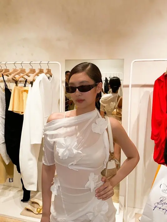 Mini dress ini memiliki bagian lengan yang asimetris dengan bentuk-bentuk bunga di seluruh bagiannya. [Foto: Instagram/jennierubyjane]