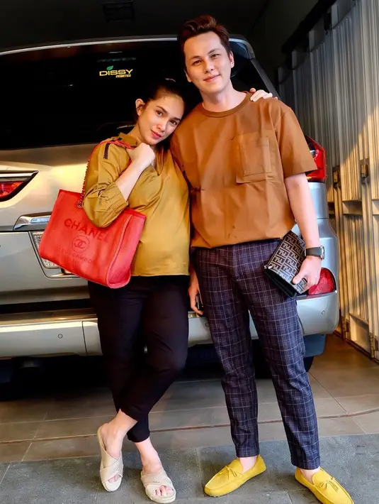 Di tempat yang sama, Andhika mengatakan bahwa kala itu istrinya memang tengah kalut. Jadi masalah yang tergolong bisa jadi dibesar-besarkan oleh Ussy. Jadinya, apapun itu pasti akan membuatnya marah. (Instagram/ussypratama)