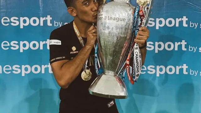 Potret Ariel Tatum Ikut Angkat Piala Kemenangan Daffa Wardhana (credit: instagram/daffawardhana)