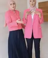 Keduanya tampil dengan pakaian pink, Citra Kirana mengenakan blazer dipadukan rok hitam. Erica mengenakan blazer pink dipadu celana hitam. Keduanya mengenakam kerudung dengan warna yang sama. Credit: Instagram (@citraciki)