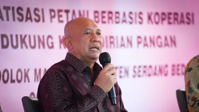 MenKopUKM Teten Masduki saat berdialog dengan petani sawit binaan Koperasi Sawit Unggul Sejahtera Kabupaten Serdang Berdagai, Sumatera Utara, Jumat (10/6/2022).