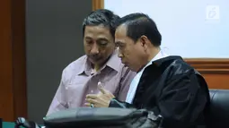 Mantan Direktur PTSP BP Batam, Dwi Djoko Wiwoho (kiri) bersama penasehat hukumnya saat mengikuti sidang pembacaan dakwaan di Pengadilan Negeri Jakarta Barat, Selasa (13/3). Dwi Djoko Wiwoho diduga terlibat gerakan ISIS. (Liputan6.com/Helmi Fithriansyah)