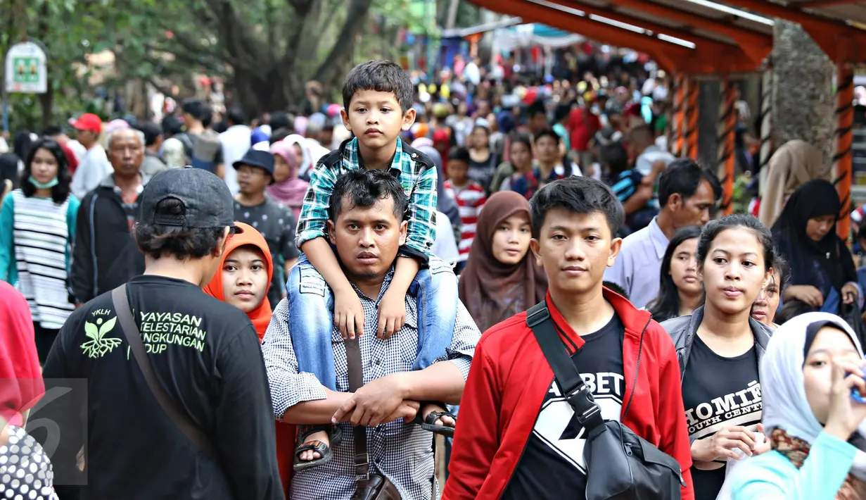 Pengunjung memadati area Kebun Binatang Ragunan, Jakarta, Jumat (1/1). Jumlah pengunjung Taman Margasatwa Ragunan pada libur awal tahun 2016 mencapai lebih dari 100.000 orang. (Liputan6.com/Immanuel Antonius)