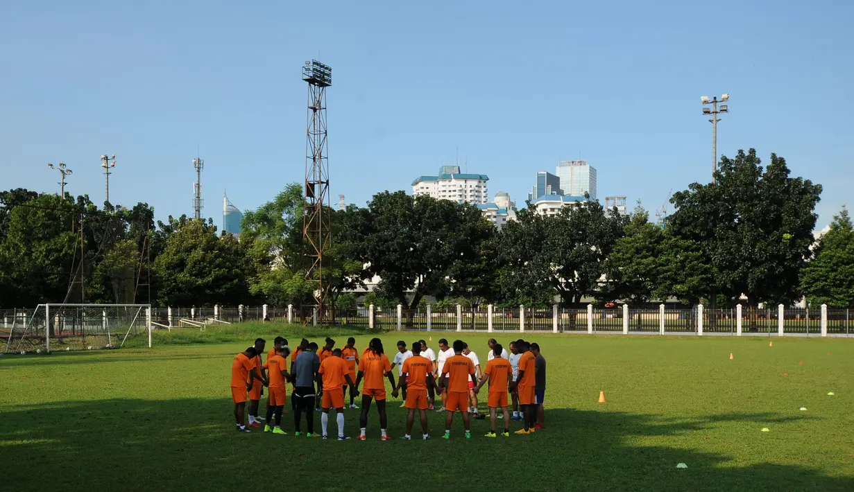Sejumlah pemain Persipura berdoa jelang melakukan latihan di Lapangan C Senayan, Jakarta, Selasa (5/5/2015). Latihan tersebut merupakan persiapan jelang AFC 2015 di Bengaluru, India, 12 Mei mendatang. (Liputan6.com/Helmi Fithriansyah)