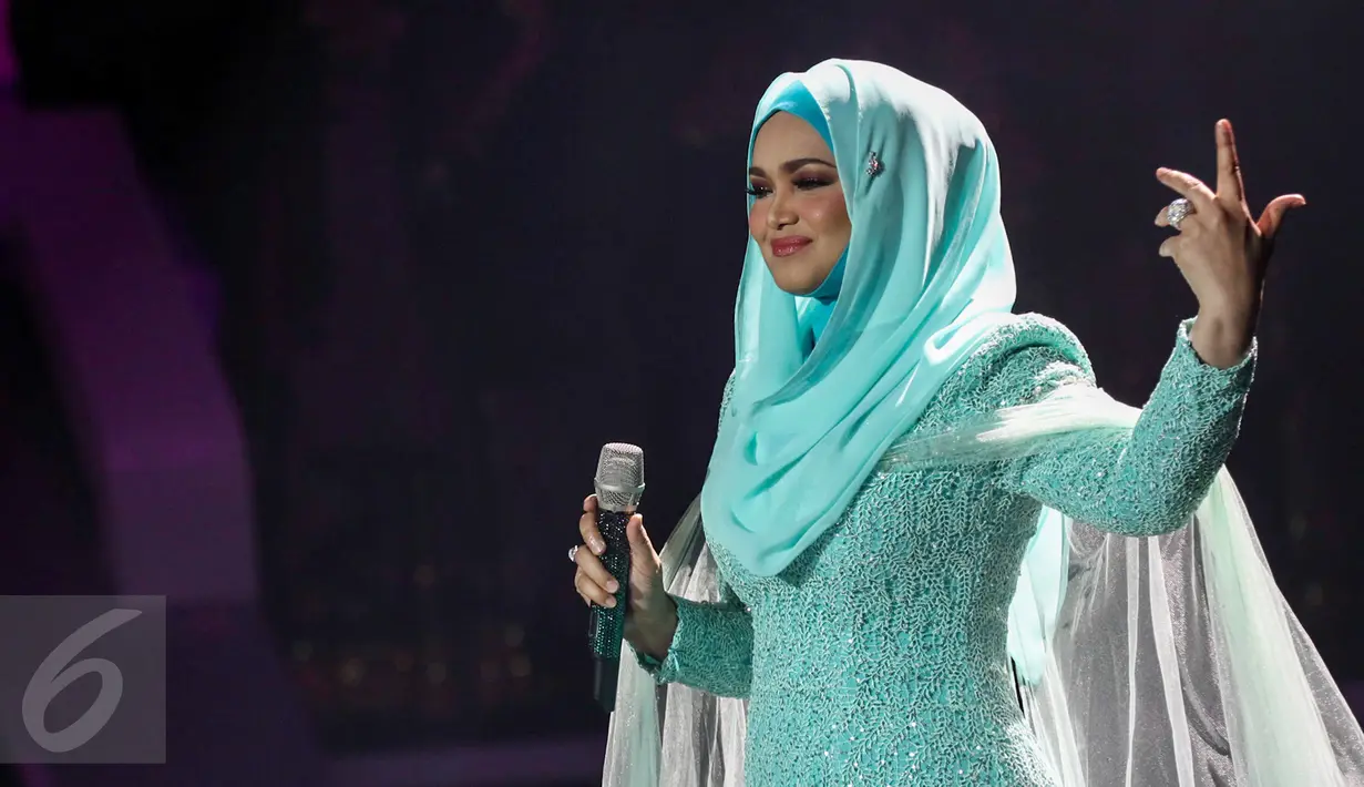 Penyanyi Siti Nurhaliza saat tampil di acara Golden Memories International, Jakarta, Kamis (12/1). Siti Nurhaliza tampil cantik dengan busana bernuansa biru. (Liputan6.com/Yoppy Renato)