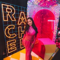 Set bikini tersebut dilapisi dengan turtleneck dress warna pink sebagai luaran. [@rachelvennya/eri.carl]