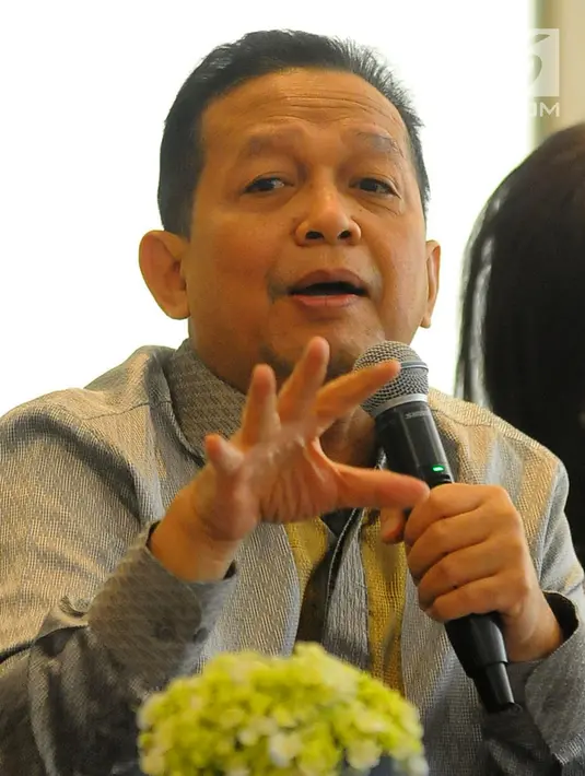 Ketua Komite Ekonomi dan Industri Nasional atau KEIN Soetrisno Bachir saat berdiskusi dengan media di Jakarta, Senin (27/5/2019). Diskusi tersebut membahas percepatan investasi dan ekspor untuk mendorong pertumbuhan yang berkualitas. (Liputan6.com/Angga Yuniar)