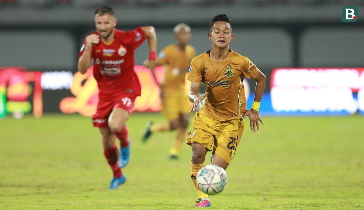 Pemain Bhayangkara FC, Sani Rizki, mengejar bola saat melawan Persija Jakarta dalam laga pekan ke-33 BRI Liga 1 2021/2022 di Stadion Kapten I Wayan Dipta, Gianyar, Bali, Sabtu (26/3/2022). (Bola.com/M Iqbal Ichsan)