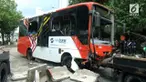 Rekaman sebuah Transjakarta terguling di jalan Gatot Subroto, Jakarta. Penumpang yang ada di dalamnya berhamburan keluar.