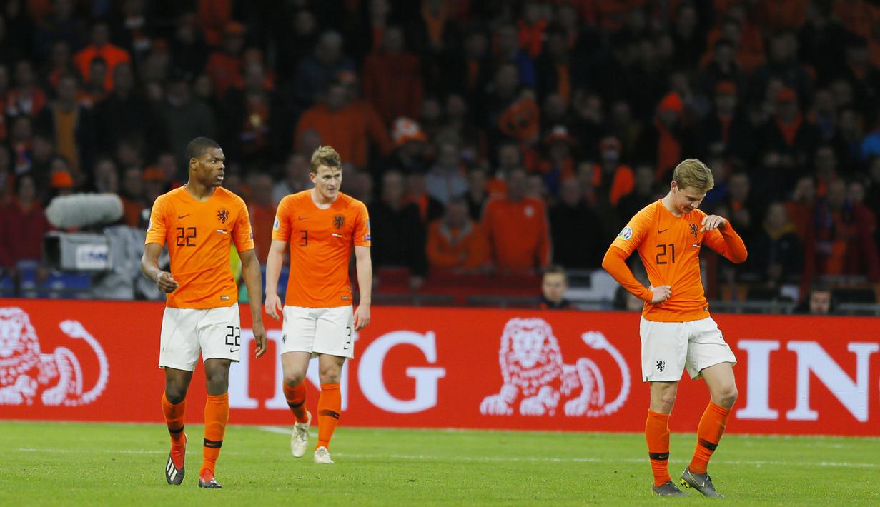 Para pemain Belanda tampak kecewa usai ditaklukkan Jerman pada laga kualifikasi Piala Eropa di Stadion Johan Cruyff, Minggu (24/3). Belanda takluk 2-3 dari Jerman. (AP/Peter Dejong)