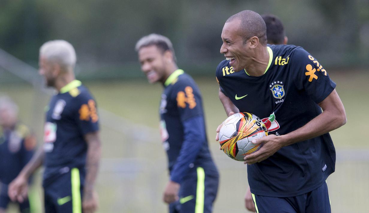 Bek Brasil, Miranda, tertawa saat mengikuti sesi latihan jelang laga Kualifikasi Piala Dunia di  Teresopolis, Barsil, Rabu (4/10/2017). Brasil akan berhadapan dengan Bolivia. (AP/Silvia Izquierdo)