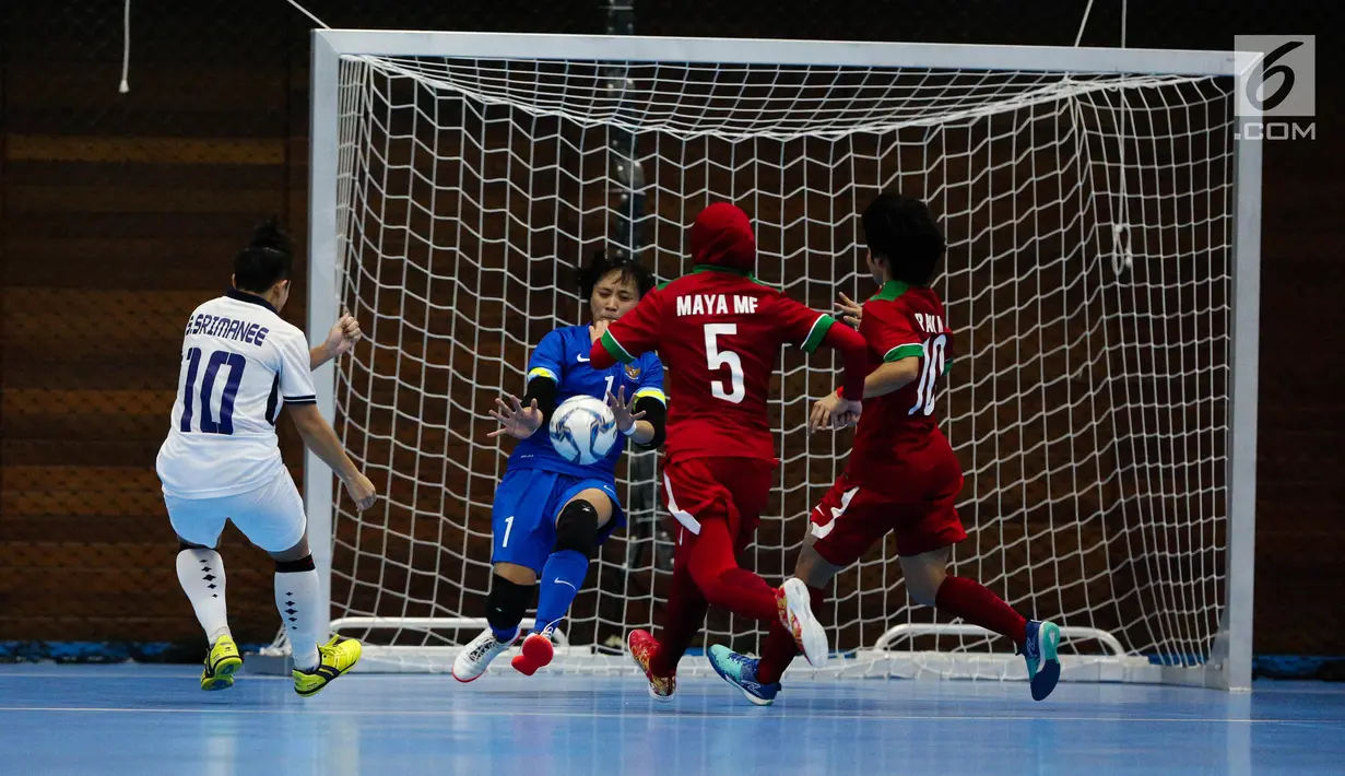Kiper timnas futsal putri Indonesia Citra Adisti berusaha menangkap bola saat pertandingan melawan Thailand di Games 2017 di Selangor, Malaysia, Jumat (25/8). Timnas futsal putri Indonesia bermain imbang dengan skor 2-2. (Liputan6.com/Faizal Fanani)