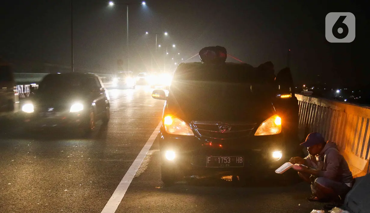 Pemudik banyak yang melakukan sahur di bahu jalan tol karena kepadatan lalu lintas kendaraan pada H-2 lebaran. (Liputan6.com/Herman Zakharia)
