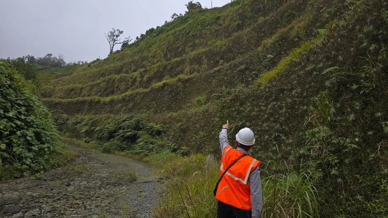 Kementerian ESDM meninjau lahan yang terlihat di lereng barat daya Gunung Slamet, Kecamatan Cilongok, Kabupaten Banyumas, Jawa Tengah. (Foto: Kementerian ESDM)