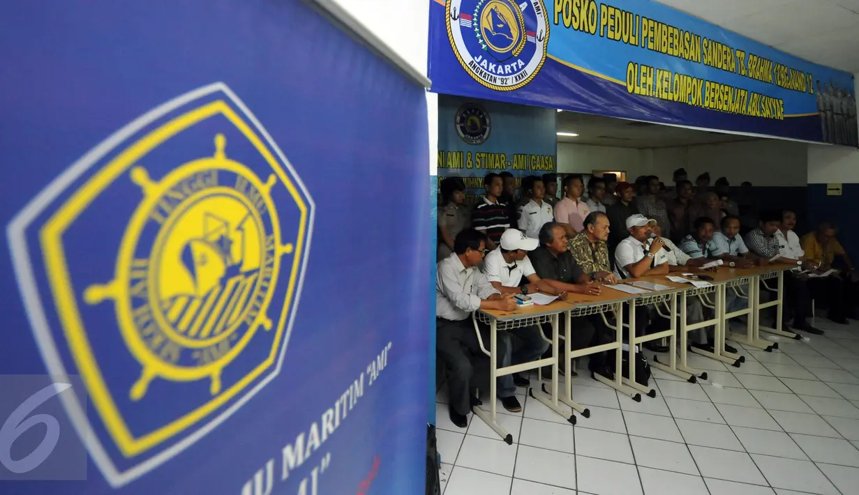 Wakil Ketua Umum PP CAASA, James Slamat Tambunan (tengah) membacakan pernyataan sikap terkait penyanderaan crew TB Brahma 12/BG.Anand 12 di Jakarta, Jumat (1/4/2016). PP CAASA mengecam tindakan brutal kelompok Abu Sayyaf. (Liputan6.com/Helmi Fithriansyah)