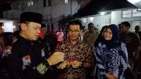 Bima Arya menyerahkan kunci rumah dinas wali kota Bogor. (Achmad Sudarno/Liputan6.com)