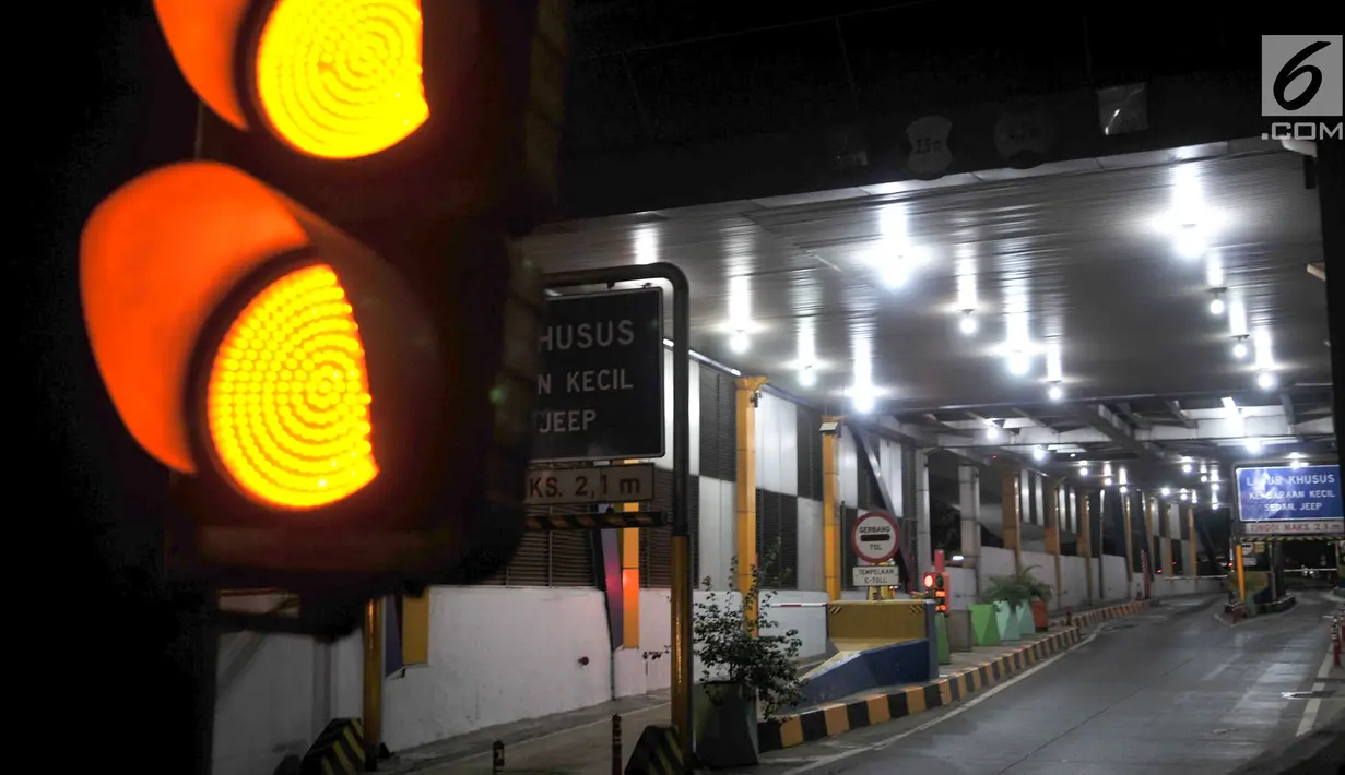 Suasana Gerbang Tol Cawang yang ditutup saat demonstrasi mahasiswa di depan Gedung DPR/MPR, Jakarta, Selasa (24/9/2019). PT Jasa Marga menutup jalan Tol Dalam Kota Cawang-Tomang guna menjaga keselamatan dan keamanan pengguna jalan. (merdeka.com/Iqbal S Nugroho)